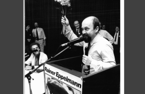 Bundesarchiv, Bild 183-1990-0422-015 / Wolfried Pätzold / CC-BY-SA 3.0 - Rainer Eppelmann, 22 avril 1990