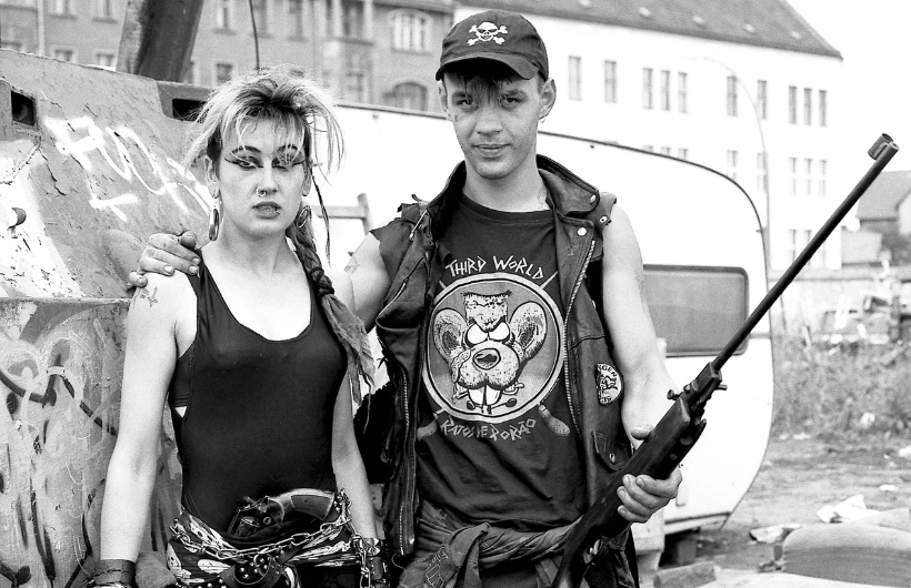 Chris, Feraï, Berlin East-Side Galery Wagenburg 1994 (Photo Ralf Marsault & Heino Muller)