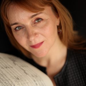 Ariane GRAY HUBERT, voix, piano, composition